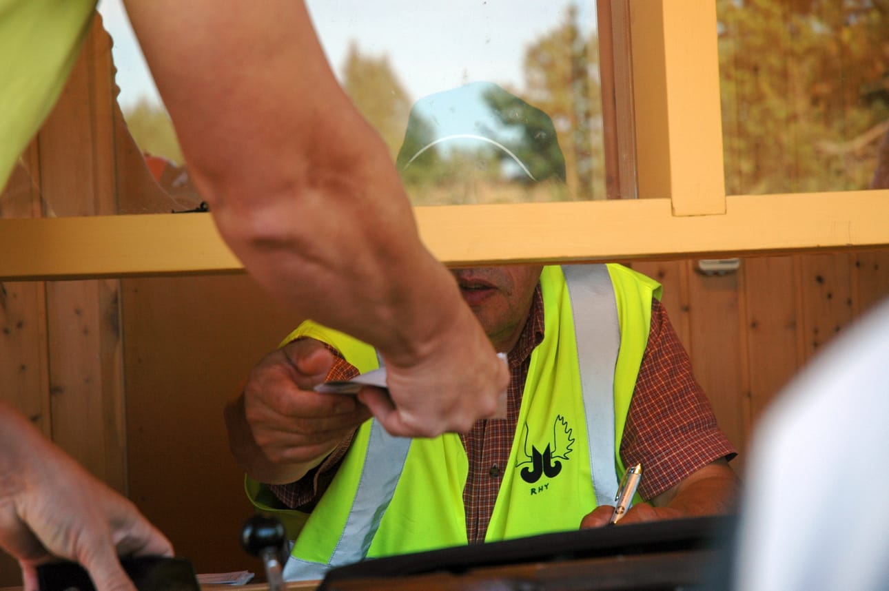 Lompakossa on hyvä olla kahisevaa, kun lähtee suorittamaan ampumakoetta.