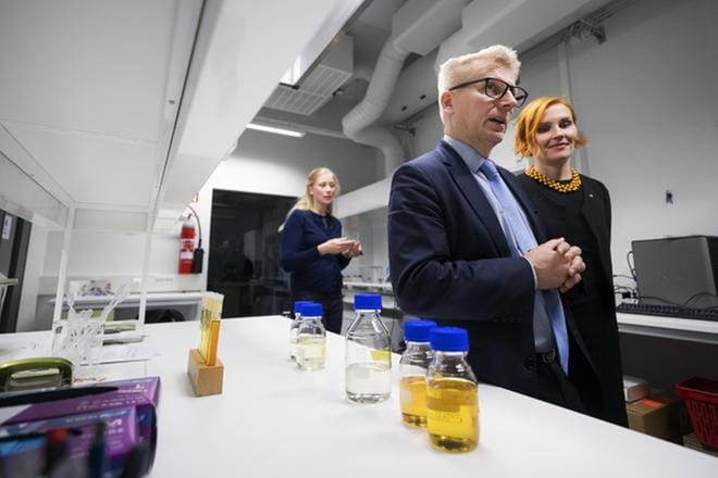 Vanhempi tutkija Katriina Sirviö ja Vaasan yliopiston vararehtori Annukka Jokipii emännöivät ministeri Kimmo Tiilikaisen VEBIC-vierailua. KUVA: JARNO PELLINEN