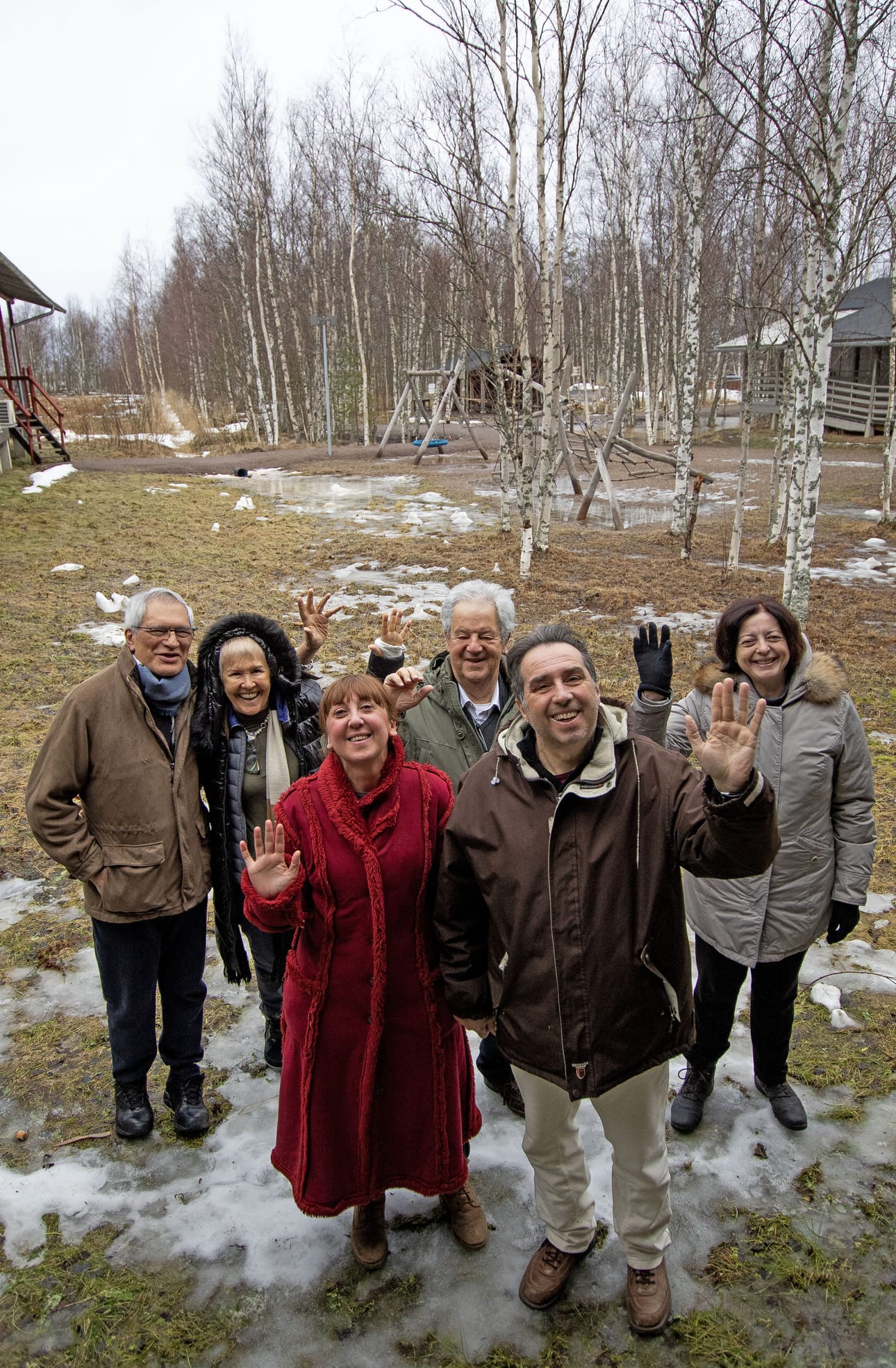 Alessia Bufalini ja Giacomo Calosi (edessä) ovat viihtyneet Limingassa, vaikka lumi, pakkanen ja revontulet ovat pysytelleet poissa. Myös italialaiset Stefania ja Paolo Berti (oikealla) sekä paragualaiset Mima ja Pedro ovat nauttineet olostaan.
