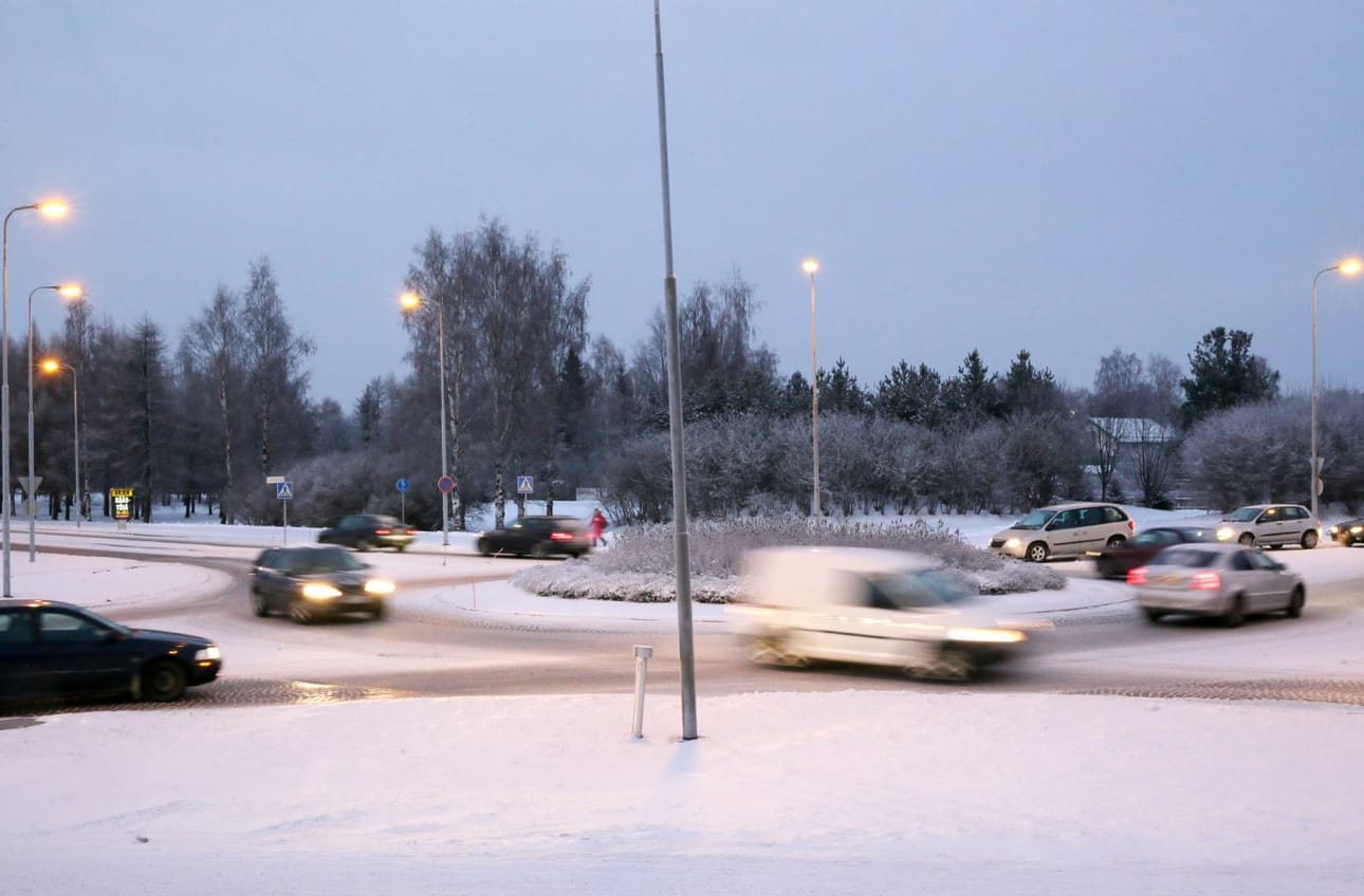 Liikenneympyrät laskevat autojen nopeuden alas, joten vakavia onnettomuuksia ei niissä yleensä pääse sattumaan.