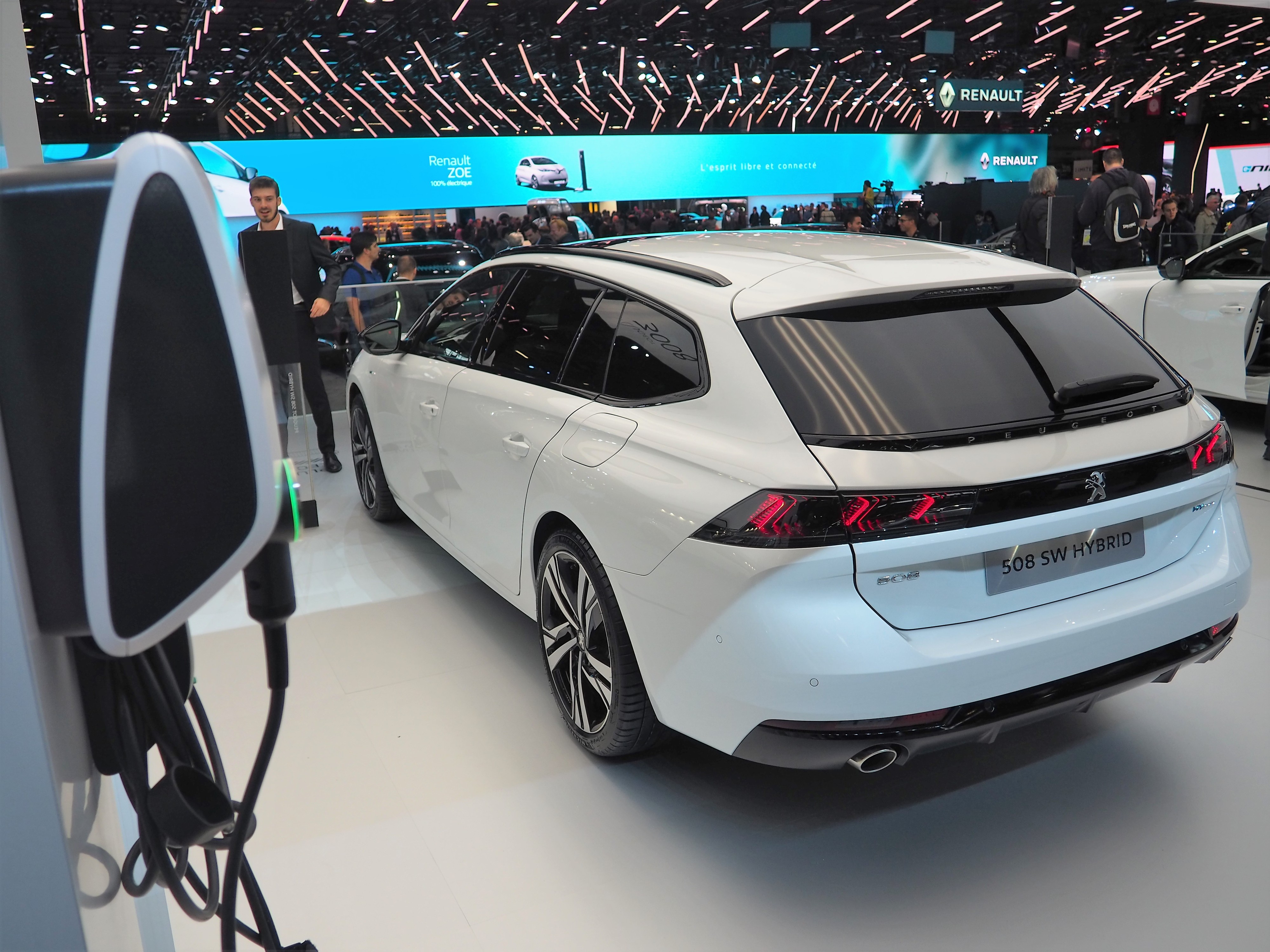 Peugeot tarjoaa hybridivaihtoehdon kerralla kolmesta mallistaan, muun muassa uudesta 508 SW -farmarista.