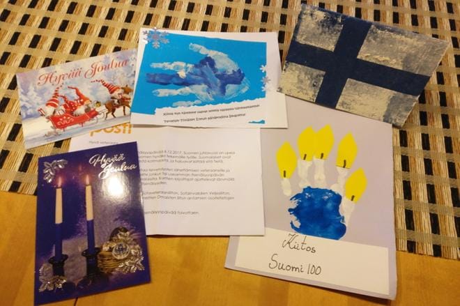 Veteraani Valde Hakanen sai suomalaisilta monta kiitoskorttia itsenäisyyden juhlavuoden. Kuva: Heikki Hakanen