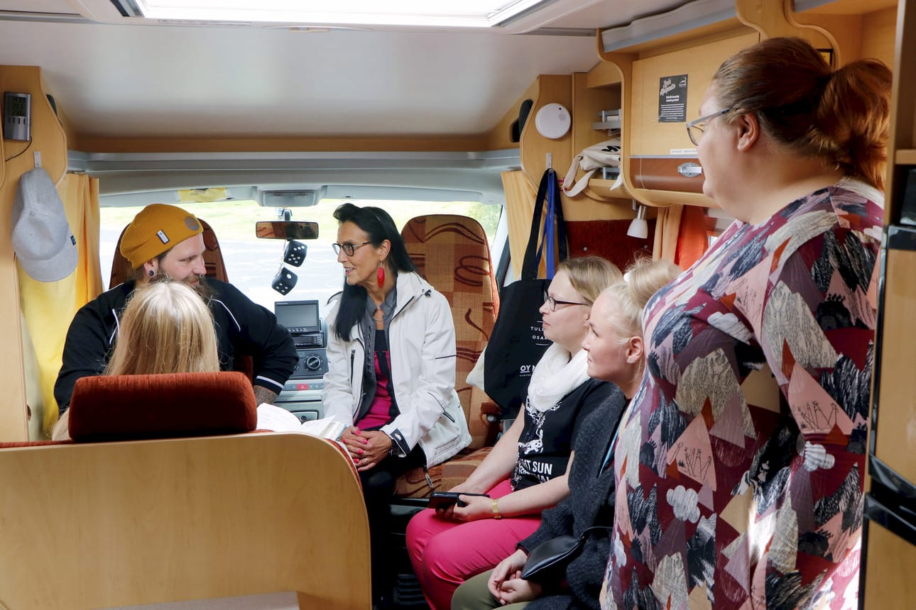 Nuorten parissa työskentelevät pudasjärveläiset pääsivät tiedotustilaisuuden jälkeen tutustumaan myös Wauton sisätiloihin. Sointu Veivoa kiinnosti vielä kuulla Niilo Karjalaiselta lisätietoa Wauto-toiminnasta.
