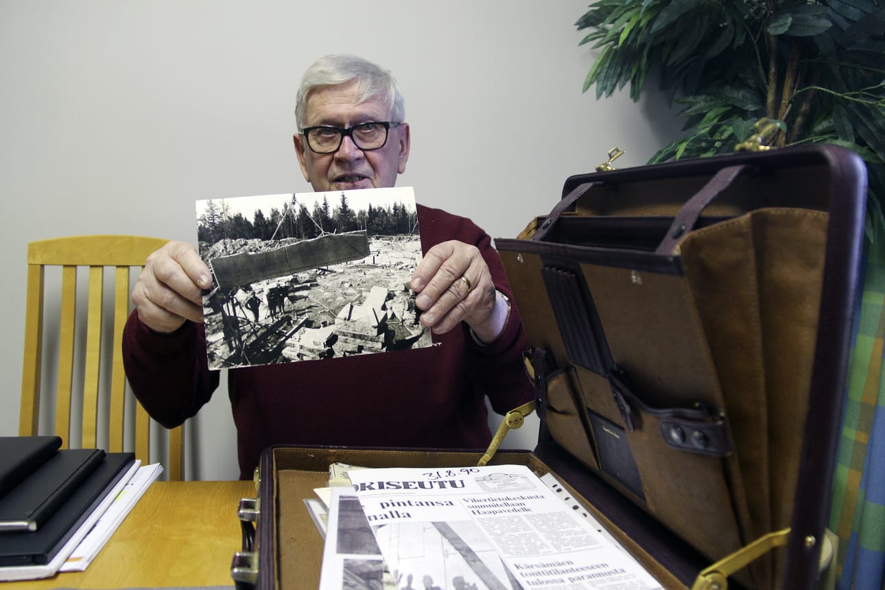 Reijo Suonvierellä on tallessa historiallisia lehtileikkeitä ja valokuvia, joissa Oulaisiin perustetusta louhoksesta nostetaan kiviainesta käyttöön.