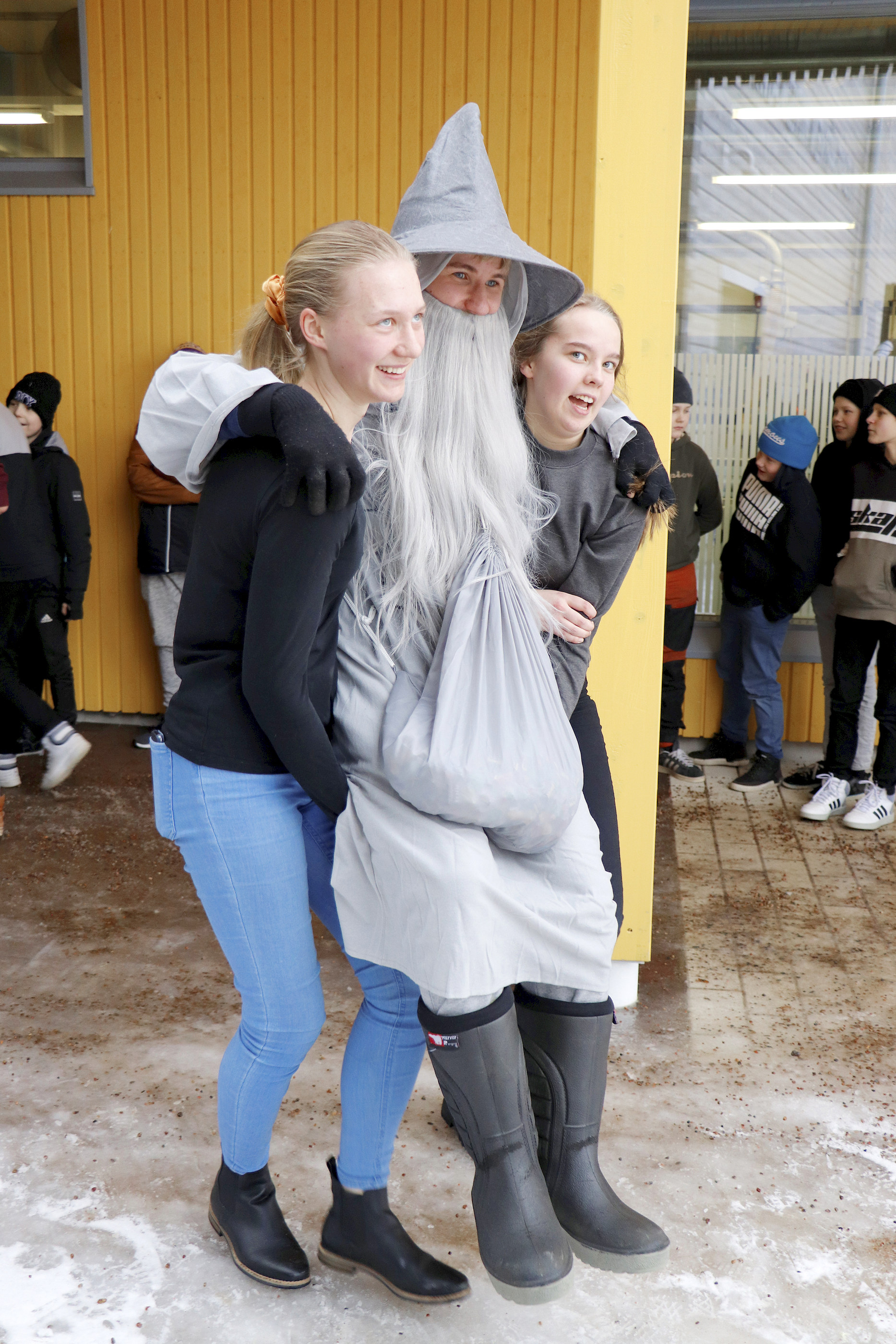 Saman kyydin sai myös Velho kakkosluokan tyttöjen kantamana.