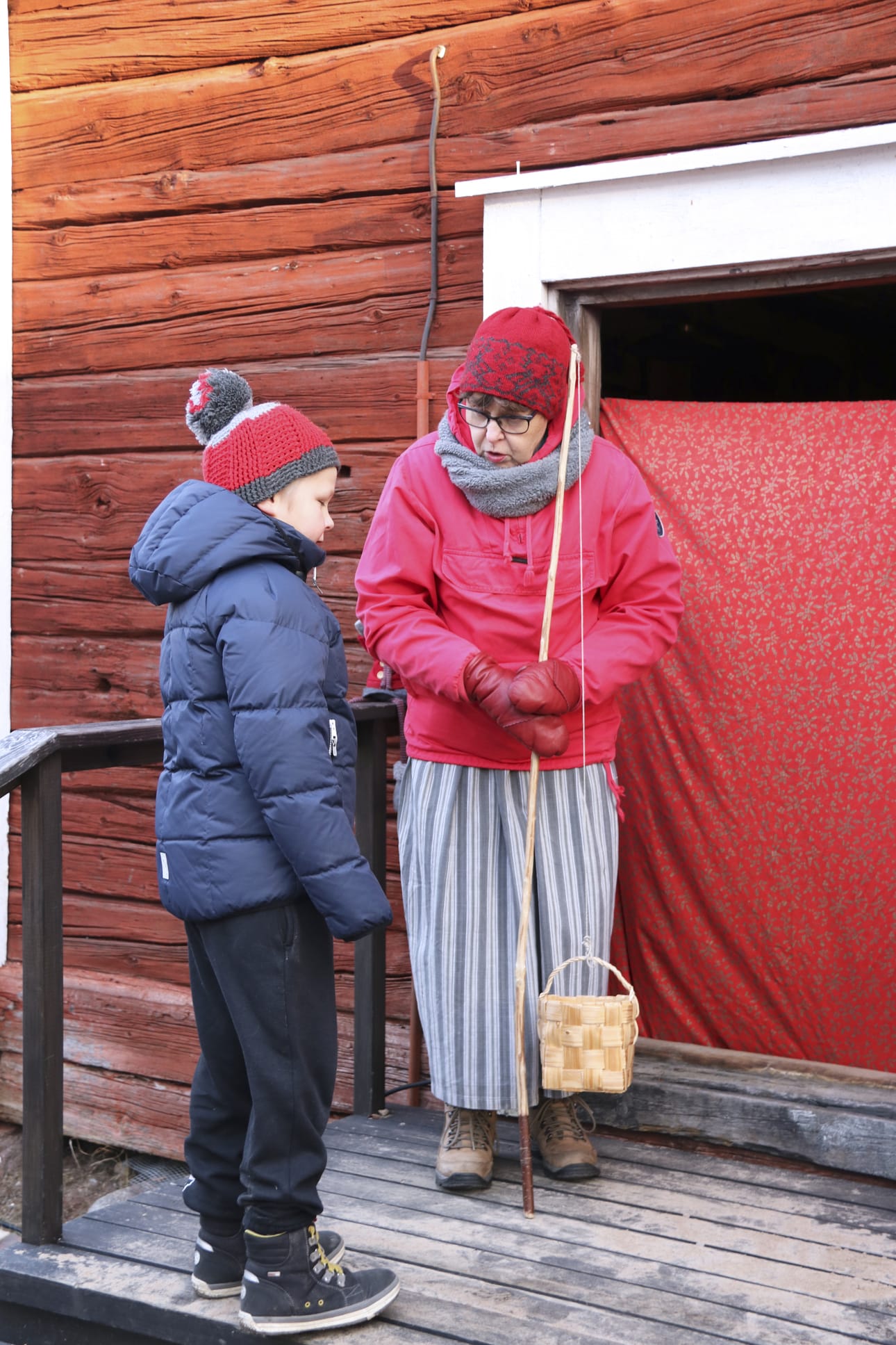 Kahdensanvuotias Elias koetti onneaan jouluonginnassa. Ongintapistettä pitivät Anneli Syrjänen (kuvassa) sekä Tuula Turunen.