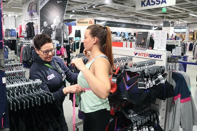 Myyjä Marju Kosonen auttaa Siina Uotilaa löytämään sopivat urheiluliivit. Kososen kollega Minna Jurvanen kertoo, että on käyttänyt urheiluliivejä jokapäiväisessä käytössä vuosikaudet. Liiviä jokapäiväiseen käyttöön valittaessa voidaan hyvin valita kevyemmin tuettu, eikä ympäryksen tarvitse olla niin napakka kuin liikuntasuoritukseen valitulla liivillä.