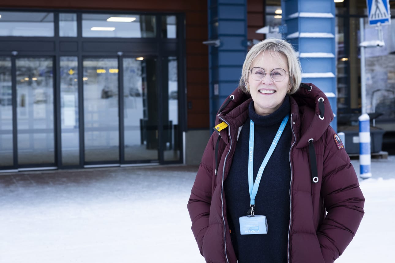 – Lentoaseman omistajana Finavia ei tee päätöksiä siitä mille lentokentille lentoja ohjataan, jos lennot eivät voi laskeutua alun perin suunnitellulle kentälle. Lentoyhtiö tekee ennen lentoa suunnitelman varakenttien mahdollisesta käytöstä ja lentokoneen kapteeni tekee päätöksen varakentän käytöstä, jos tilanne sitä vaatii, Kuusamon lentoaseman päällikkö Sari Päivärinta kertoo.