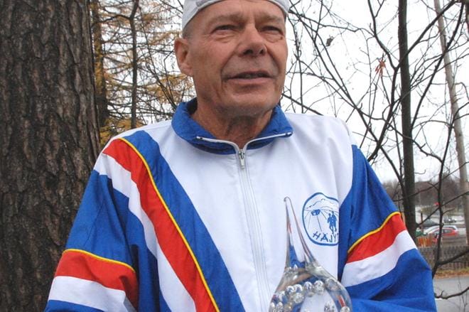 Mauri Volama on juossut noin 96 000 kilometriä. Elämän 800. maratoninsa hän juoksi marraskuun alussa Sastamalassa. KUVA: JARNO RANTA