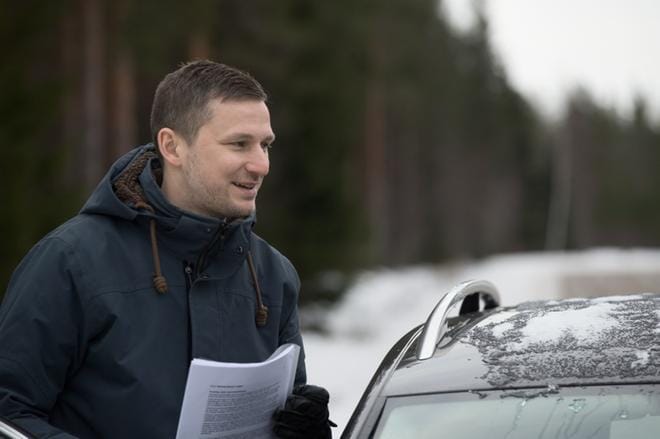 Taustalla näkyvään metsään rakentuu lähivuosina Maalahden uusi asuinalue, Söderfjärdsbacken, sanoo kaavoitusinsinööri Jonas Apholm. Vaasan ja Mustasaaren kuntarajalle on vain muutamia satoja metrejä. KUVA: MINNA ANTILA