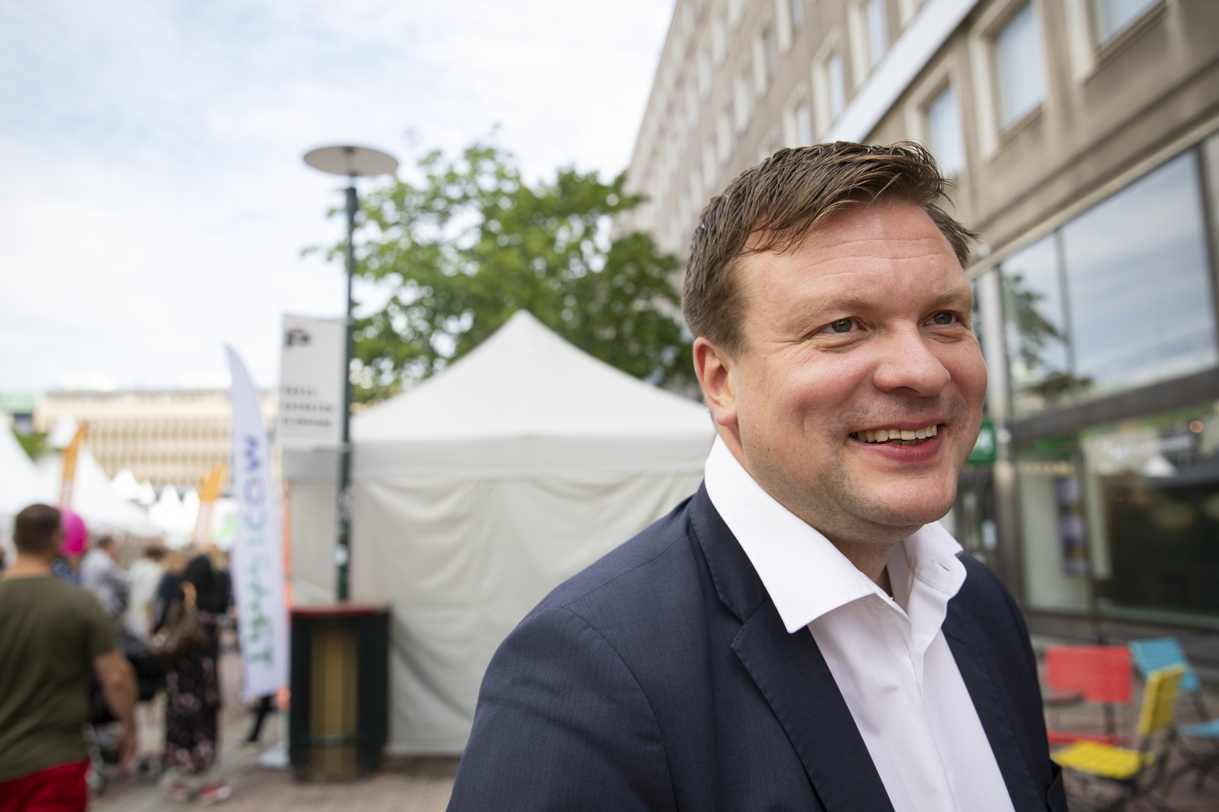 Kehitysyhteistyö- ja ulkomaankauppaministeri Ville Skinnari (sd.) on entinen SM-liigan jääkiekkoilija Reipas Lahden joukkueesta. Hän sanoo jääkiekkotermein, että suomalaisilla pienyrityksillä on nälkää kansainvälistyä, mutta välillä pitää mennä kulmiin ja ottaa mustelmiakin.