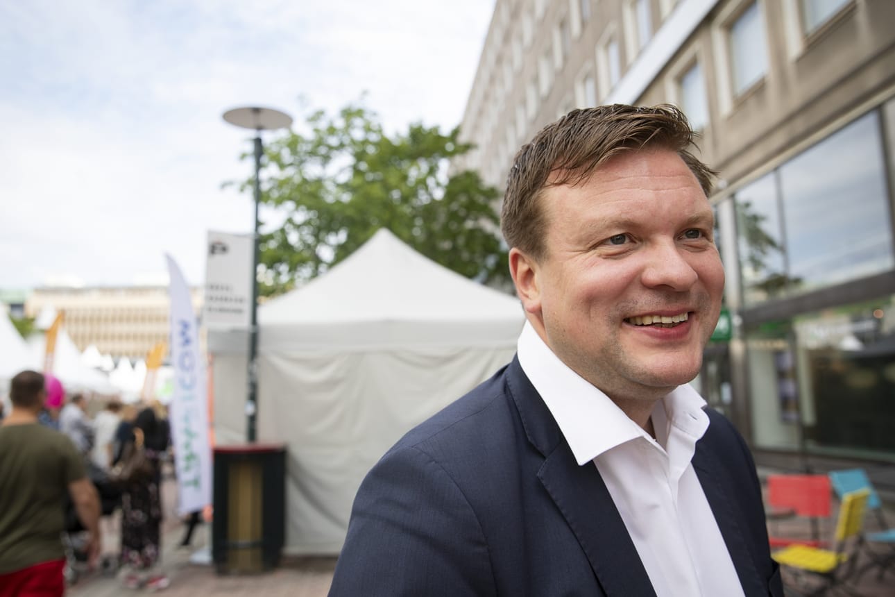 Kehitysyhteistyö- ja ulkomaankauppaministeri Ville Skinnari (sd.) on entinen SM-liigan jääkiekkoilija Reipas Lahden joukkueesta. Hän sanoo jääkiekkotermein, että suomalaisilla pienyrityksillä on nälkää kansainvälistyä, mutta välillä pitää mennä kulmiin ja ottaa mustelmiakin.