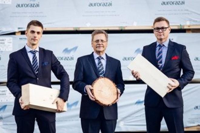 Mikko (vas.), Ilkka ja Matti Kylävainio Keitele Forestilta esittelevät Aurorazai-liimapuuta. Keitele Forest sai Tasavallan presidentin kasvuyritys-palkinnon.
