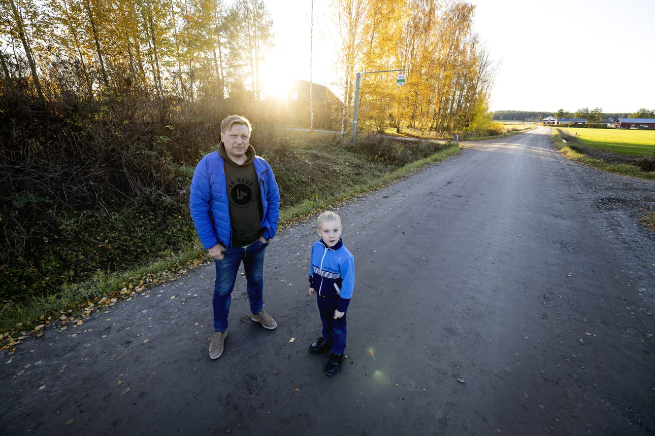 Yrittäjä Jari Saari on asunut Ahonkyläntien varrella koko elämänsä. Toistaiseksi syksy on kohdellut tietä hyvin, mutta etenkin keväisin usean kymmenen rekan päivittäinen liikenne tuottaa vaikeuksia. Jaakko-poika on isän seurana.