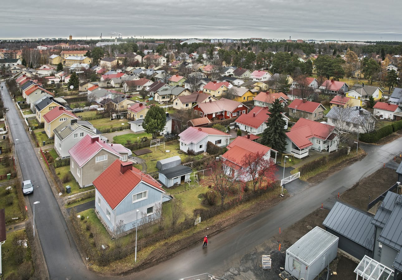 Karjasilta on rakennettu pääasiassa 1940- ja 1950-lukujen vaihteessa, ja suurin osa rakennuksista on perinteisiä rintamamiestaloja.