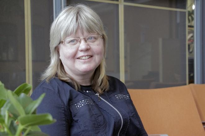 Anne Valtonen nauttii, kun voi kerran kuussa unohtaa viikonloppusiivouksen ja keskittyä täysillä tukilapsensa kanssa touhuamiseen. Kuva: Katja Lahti