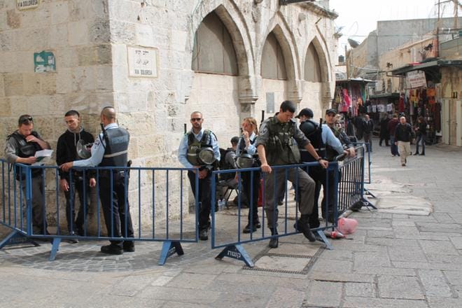 Jerusalemin vanhassa kaupungissa on todennäköisesti levotonta perjantaina. Israelin poliisi vartioimassa Via Dolorosa-katua. Arkistokuva.