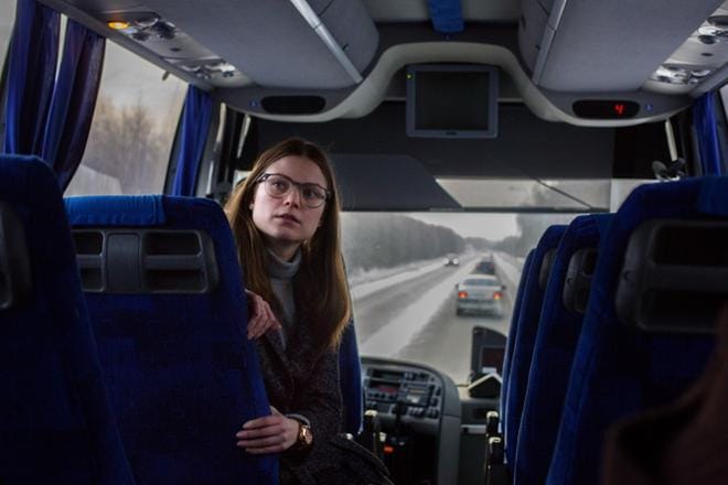 Joukkoliikennesuunnittelija Lotta Rautio kertoo, että uudella bussiyhteydellä halutaan vastata ensi kesänä alkavaan Alskatintien remonttiin. KUVAT: MINNA ANTILA.