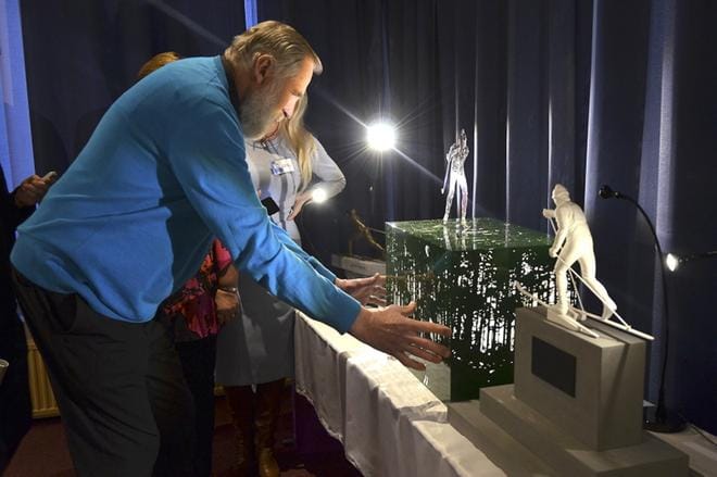Juha Mieto näki keskiviikkona ensimmäistä kertaa, millainen patsas hänestä Kurikan keskustaan tehdään. KUVA: JAANA ALA-LAHTI