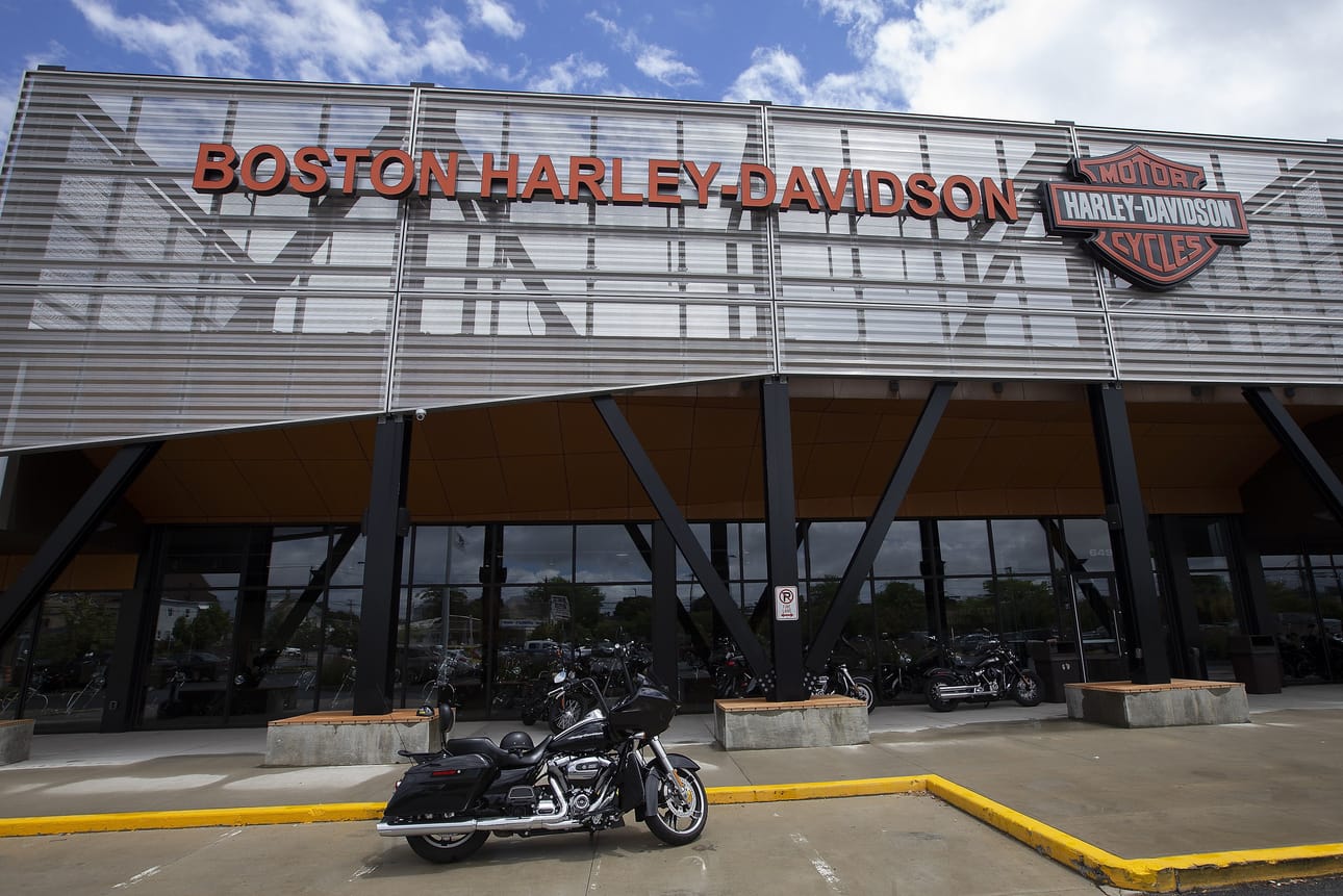 Harley-Davidson ilmoitti maanantaina siirtävänsä osan moottoripyörien valmistuksesta ulkomaille välttääkseen tullimaksut.