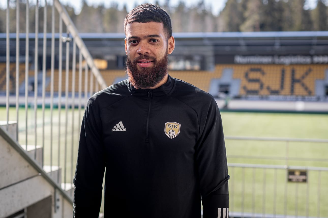 Seinäjoen Jalkapallokerhon Jake Jervis uskoo positiivisen ajattelun ja puhumisen voimaan. Arkistokuva: