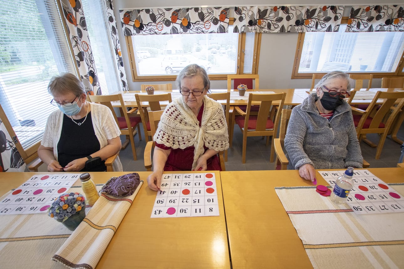 Katri Lappeteläinen (vasemmalla), Leena Toppila ja Irja Tuomiranta keskittyvät tarkasti bingon peluuseen. Toppila toivoisi tiloihin lisääkin kaikenlaista piristävää toimintaa.