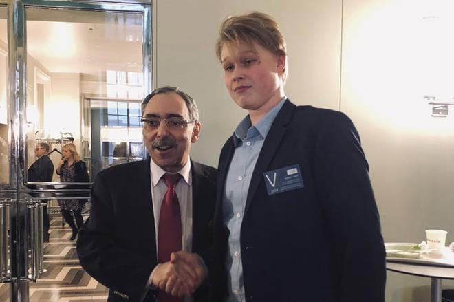 Alajärven nuorisovaltuuston puheenjohtaja Akseli Koskenmäki ja politiikan konkari, kansanedustaja, Ben Zyskowicz (kok.). Hän on ollut kansanedustaja keväästä 1979 lähtien.