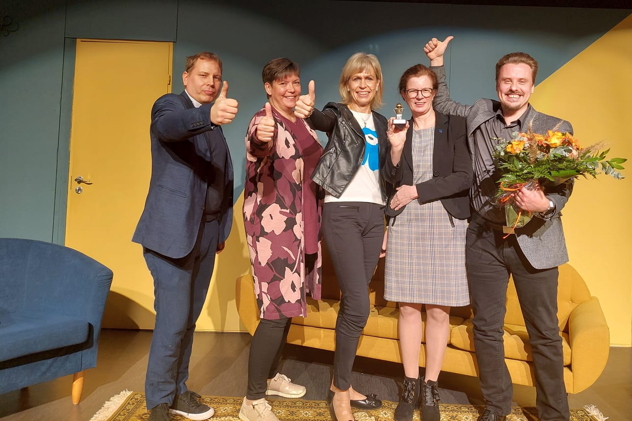 Palkinnosta iloitsivat tuoreeltaan Ylihärmän Yrittäjien puheenjohtaja Matias Keskinen, Kauhavan Yrittäjien puheenjohtaja Johanna Salla-Uitto, Alahärmän Yrittäjien puheenjohtaja Päivi Sillanpää ja vt kaupunginjohtaja Liisa Salo sekä kehitysjohtaja Juha-Martti Kuoppala.