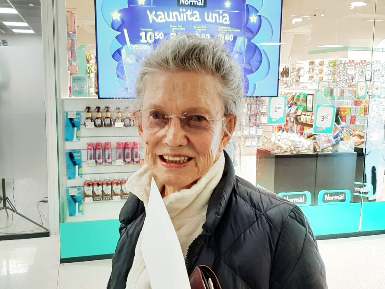 Liisa Långsjö tunnustautuu pitkäaikaiseksi Eparin lukijaksi. Hänellä on lehdestä myös erikoinen muisto. – Meidän poikamme oli jossakin reissussa 1980-luvun puolivälissä. Kotona heräsi huoli, että missä mahtaa mies mennä. Sitten tuli Epari ja siellä oli kuva, josta poikamme erottui rokkijuhlan yleisön seasta, Liisa Långsjö kertaa. Uudesta lehdestä Långsjö tarkistaa ensimmäisenä perheuutiset sekä Risut ja ruusut -palstan. Lopuksi Långsjö kiittelee Eparia hyväksi lehdeksi. – Joka viikko tulee luettua.