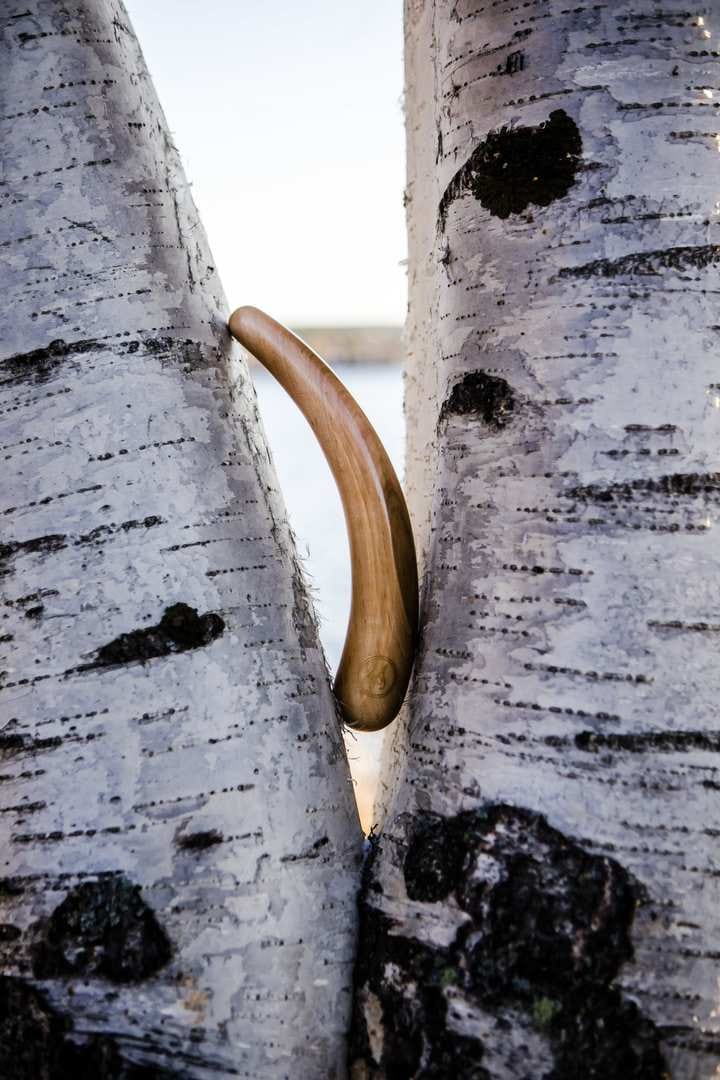 Koivusta tehty. Teatiamon koivupuinen dildo.