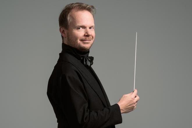Kapellimestari Jaakko Kuusisto johtaa Radion sinfoniaorkesteria suorana nähtävässä Nenäpäiväkonsertissa Musiikkitalossa Helsingissä. KUVA: Yle Kuvapalvelu