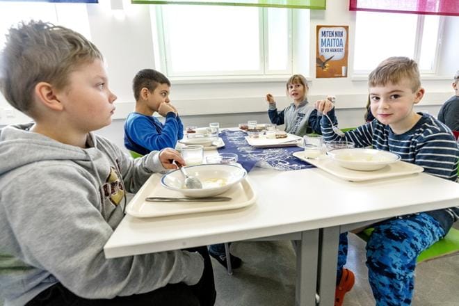 Seinäjoen Pohjan koulun kolmasluokkalaisten Luka Finnilän, Lucas Ala-Poikelan, Konsta Ikolan ja Emil Juutilan lautaset tyhjenivät alkuihmetyksen jälkeen maitoliemiperunoista. KUVA: MATTI HAUTALAHTI