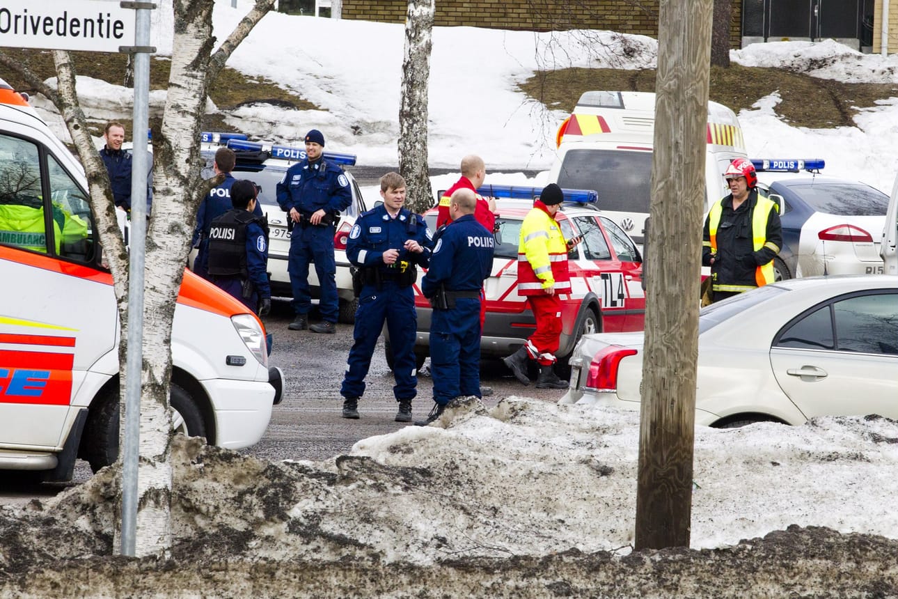 Poliiseja ja pelastuslaitoksen henkilökuntaa ampumavälikohtauksen jälkeen Oriveden yhteiskoulun läheisyydessä.