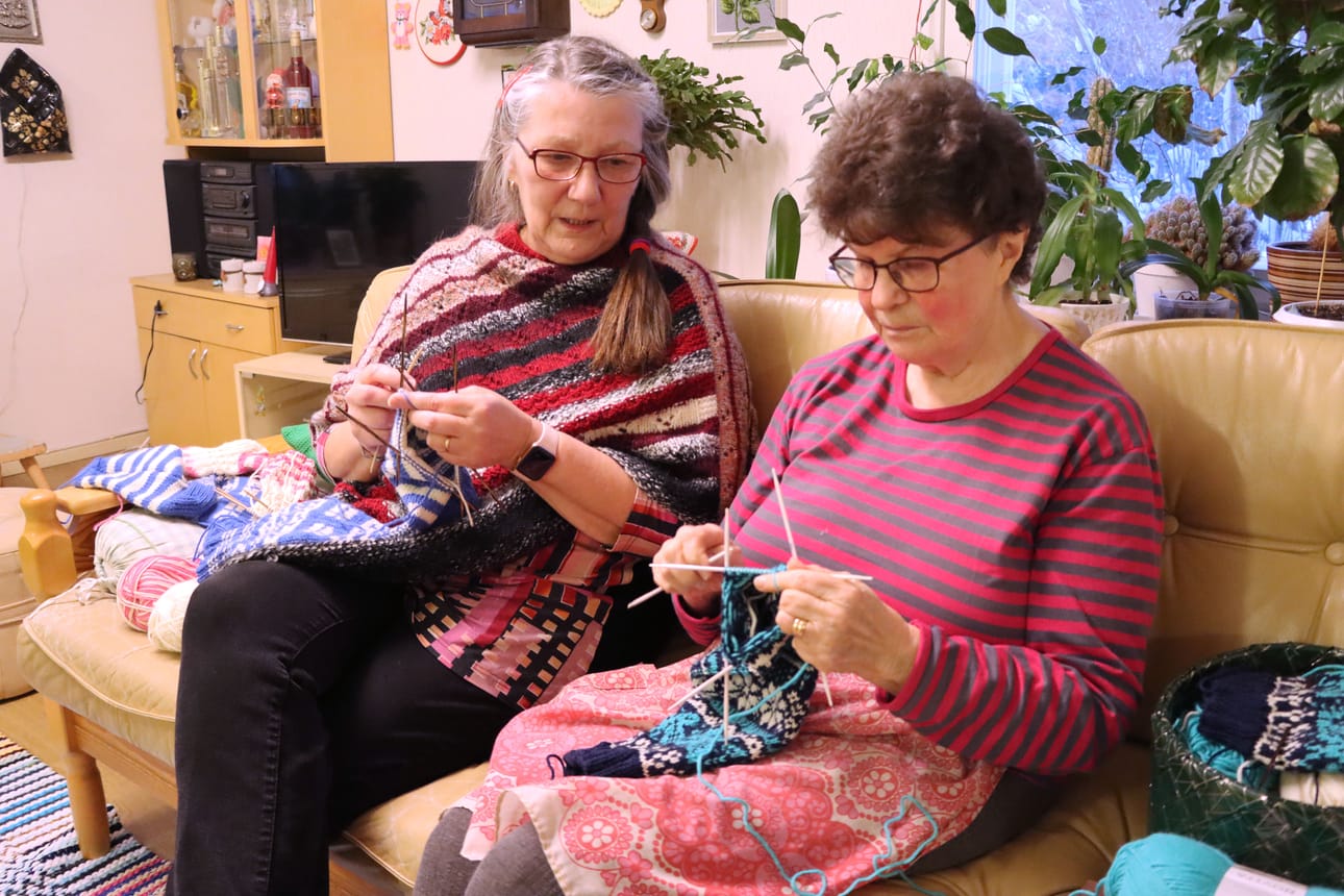 Tarja Ylimäen puikoilla ovat Suomi-sukat ja Liisa Kiilunen tekee ystävänpäivä-sukaksi nimettyä mallia.