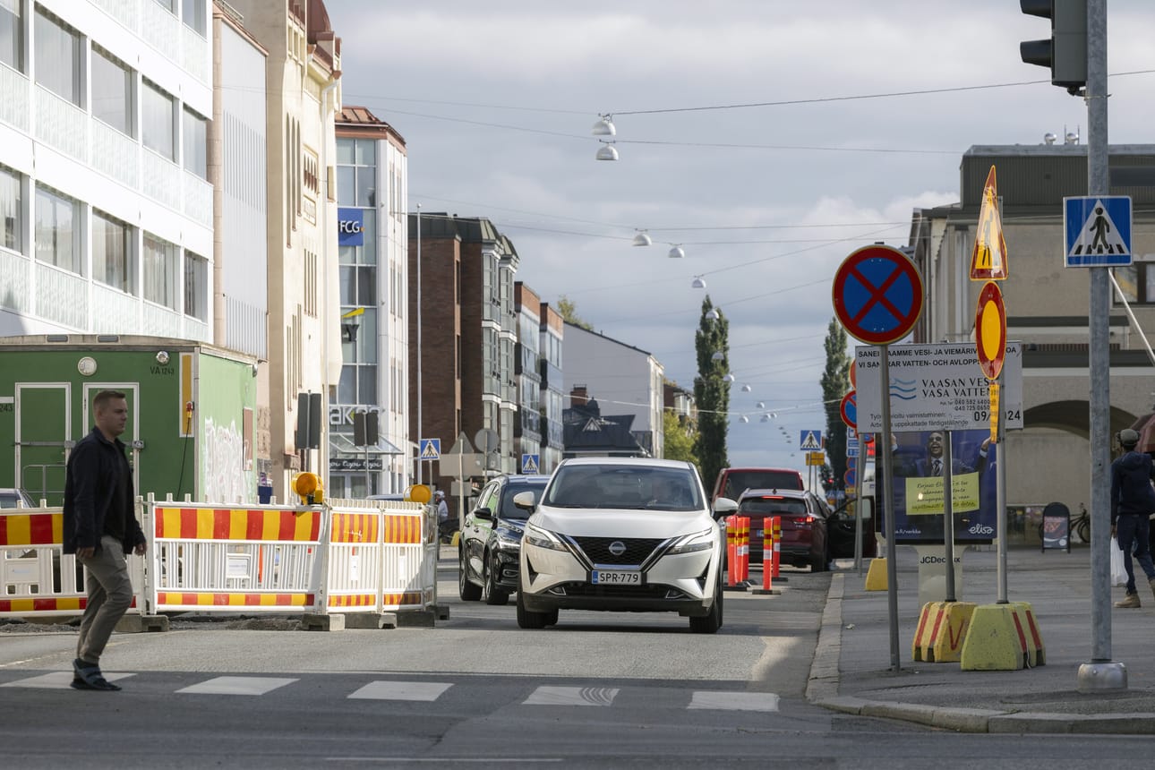 Kadulle ajamisen kielto on jo kerrottu ajoneuvolla ajo kielletty -merkillä molemmista suunnista.