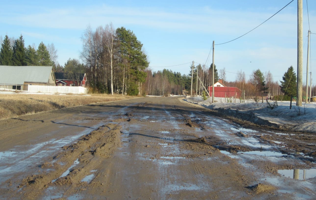 Kelirikko vaivaa kulkijoita Tyrnävän Suutarinkylällä.