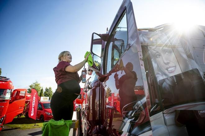 Ruotsalaisen Nike Tjärnströmin laskettu aika koittaa pian. Hyvävointinen tuleva äiti viimeisteli Mersua näyttelykuntoon Power Truck Show’ssa Alahärmässä perjantaina. Kuvat: Jaakko Elenius