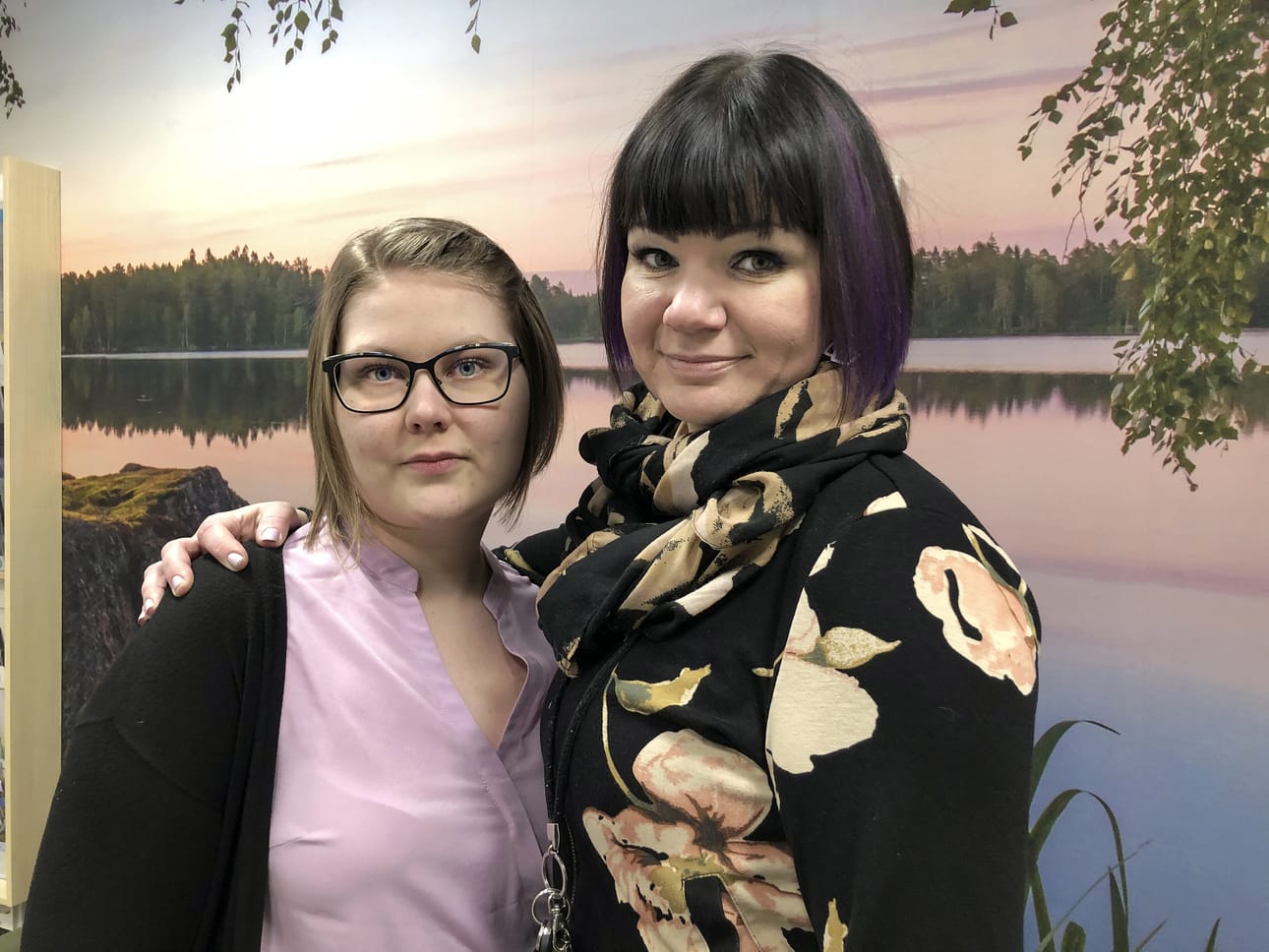 Sini Kirvesmäki (vas.) on ollut Lauralle tukija, joka omien kokemustensa kautta ymmärtää toisen ajatukset puolesta sanasta.