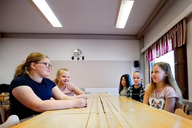 Essi Ekholm, Elsa Vainio, Danaja Stoikova, Josefiina Ojanperä ja Emma West ovat sitä mieltä, että koulun tyhjentäminen ja siivoaminen on kivempaa kuin matematiikan laskeminen.