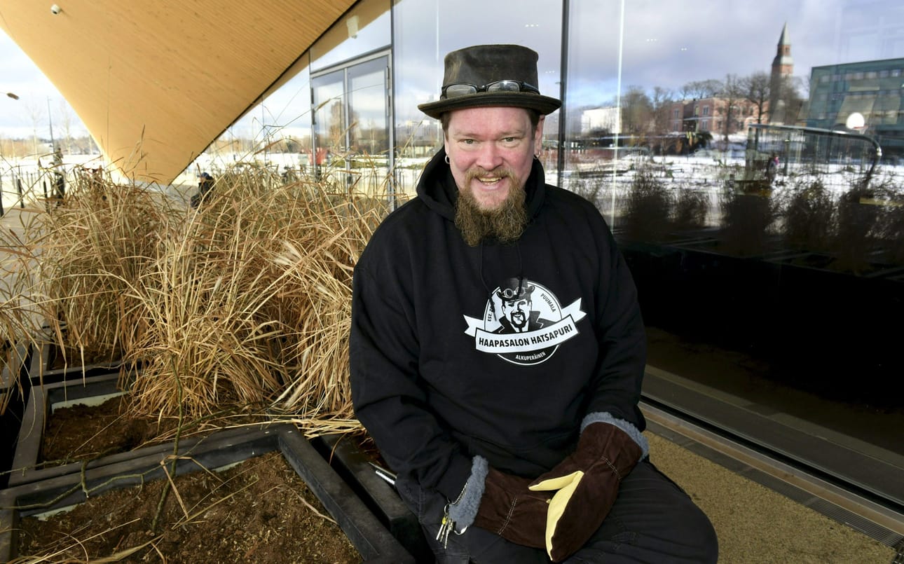 Ville Haapasalo siirtyi koronapandemian inspiroimana "showbisneksestä ruokabisnekseen". Hän markkinoi Georgian kansallisruokaa hatsapuri-juustoleipää ympäri Suomea. "Olen näytellyt leipuria pari vuotta tietämättä asiasta mitään", Haapasalo nauraa.