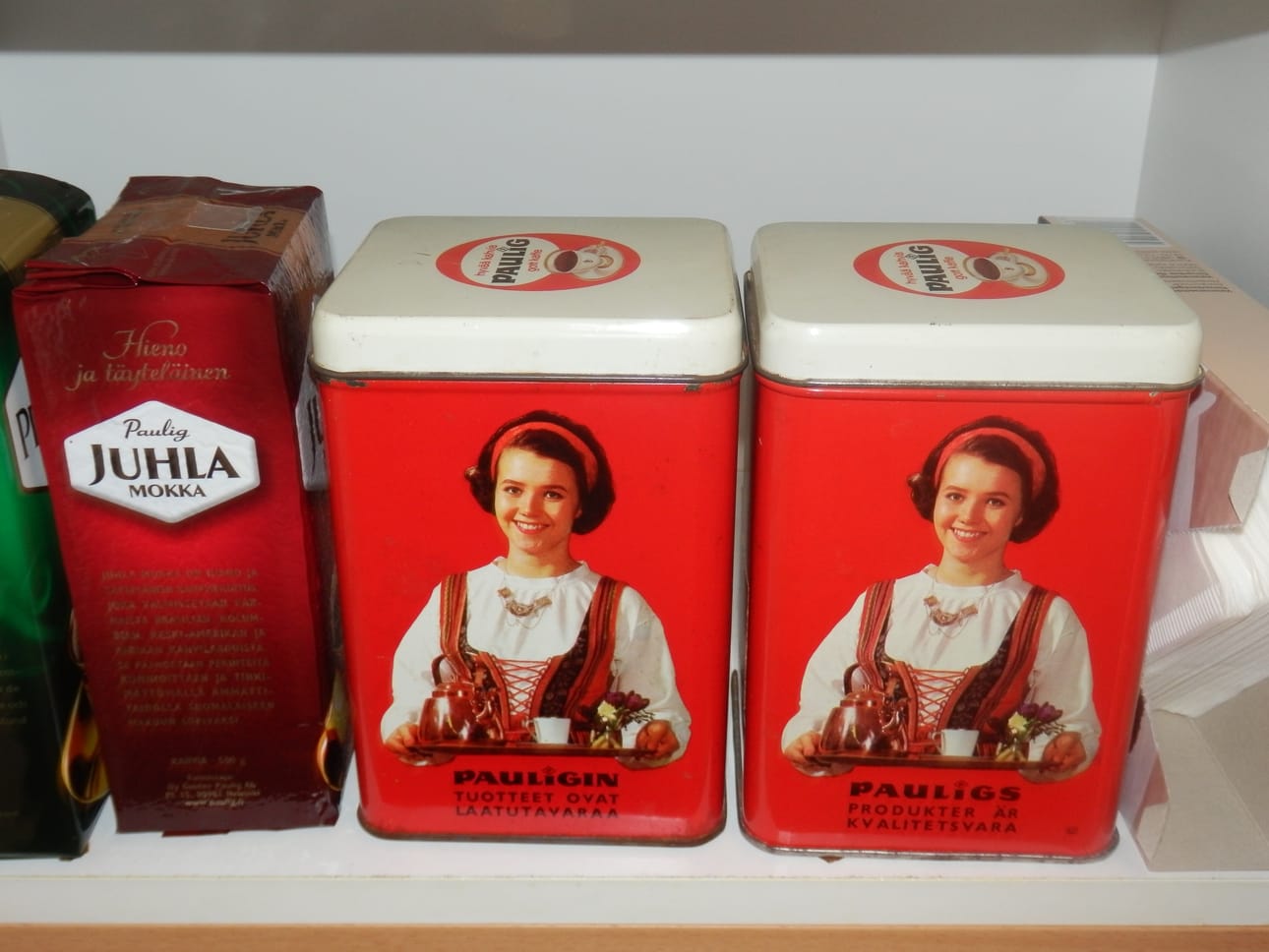 Vanhat Paula-tyttö-kahvipurkit ovat yhä käytössä Reino Aaltomaalla.
