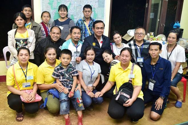 Thaimaan pääministeri Prayut Chan-o-cha tapasi poikien perheitä maanantaina. KUVA: THAI GOVERNMENT SPOKESPERSON’S OFFICE/EPA