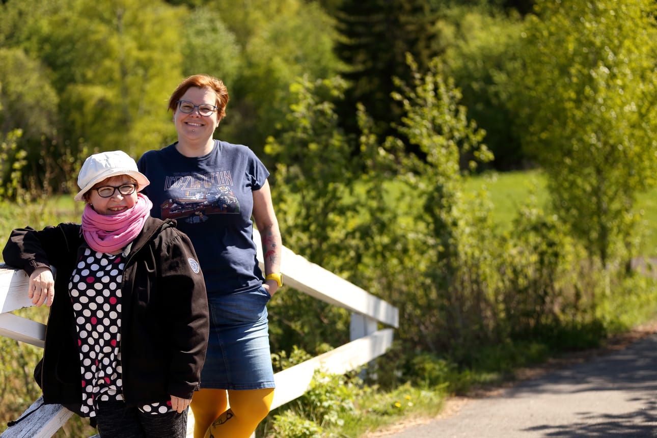 Irma Sotka ja Reetta Ronn arvostavat Maafantin metsäistä aluetta.