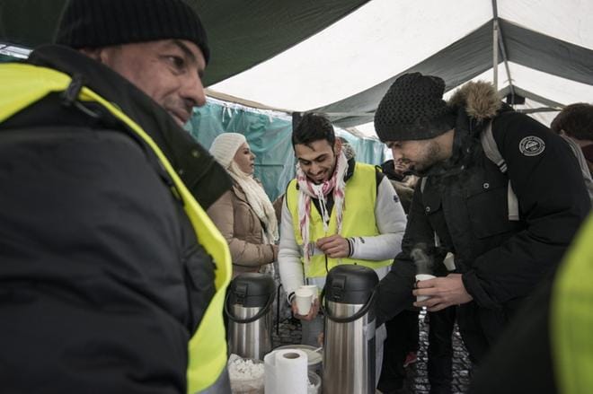Irakilainen Noor Jamal (kesk.) saapui Suomeen perheensä kanssa muutama vuosi takaperin. Kuva: Meeri Utti