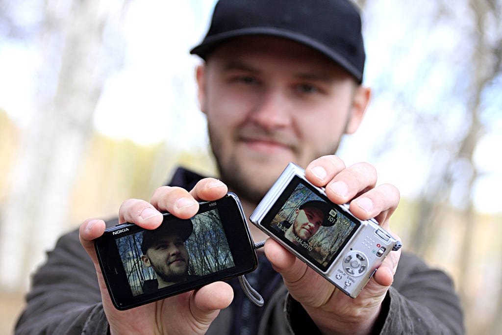 Valokuvausta harrastava Mikko Tirkkonen vertaili kamerakännykän ja digipokkarin kuvausominaisuuksia. Ainakin tällä kertaa pokkari veti vielä pitemmän korren.