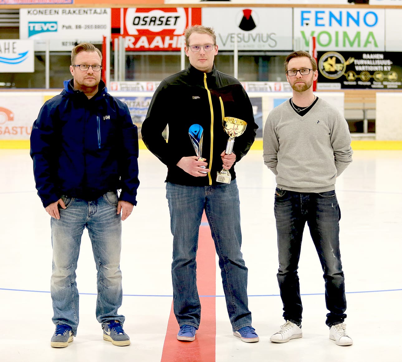 Vuoden valmentajana palkittiin Tero Tuikkala. Palkintoja jakamassa oli Timo Elfving ja Jarkko Sarkkila