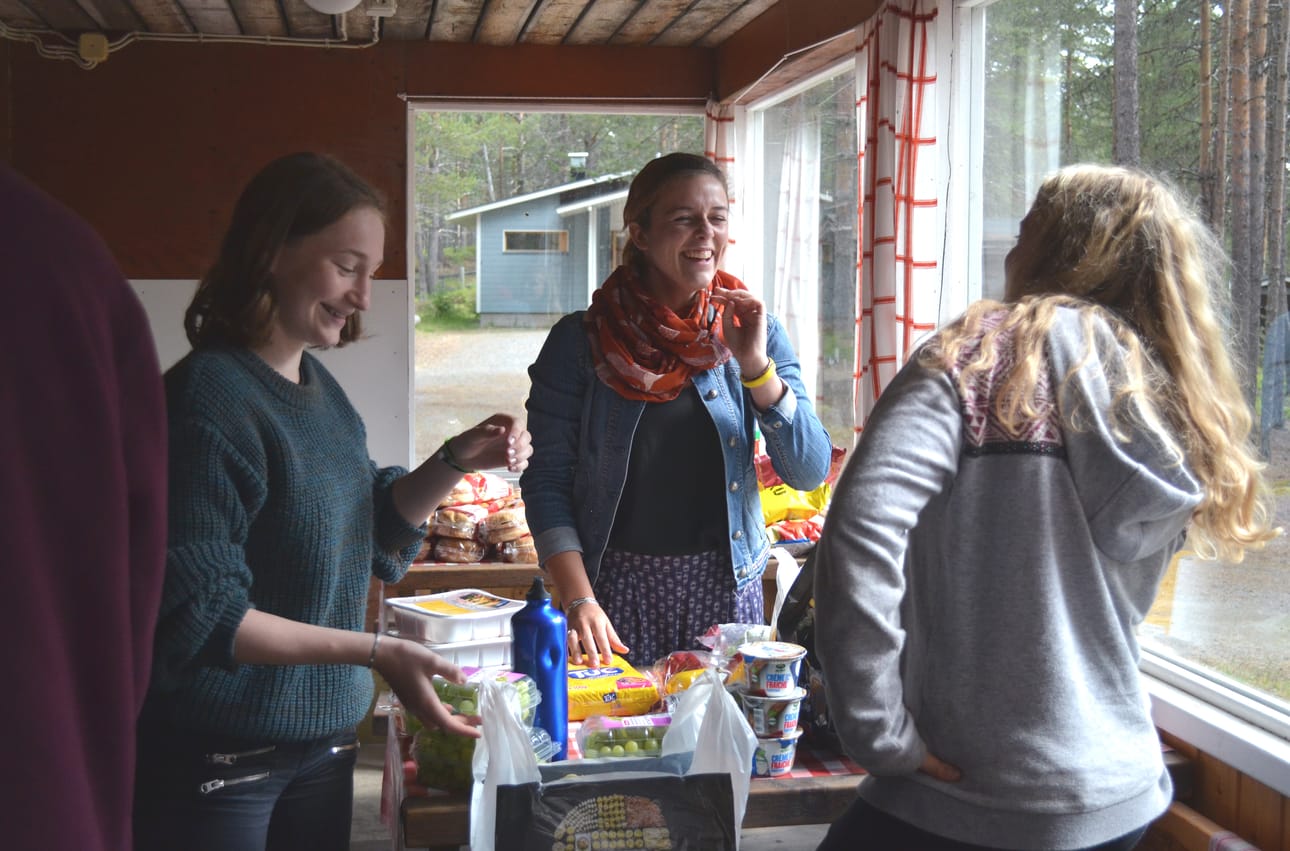 Ranskalaiset Eleonore Huet ja Flavie Mathie-Claverie laittavat ruokaa yhdessä ystäviensä kanssa. Neljä päivää Karhunkierroksella uuvutti nuoret vaeltajat, ja loppuaika Kuusamon lomasta kuluukin leirintäalueella palautuessa.