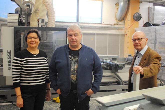 Esko Aho (oik.) kuuluu Muovilamin perustajiin ja toimi yrityksen toimitusjohtajana yli 40 vuotta. Nykyinen toimitusjohtaja Jaana Aho on hänen tyttärensä ja varatoimitusjohtaja Juha-Matti Aho poikansa. KUVA: EEVA-LIISA KULJU