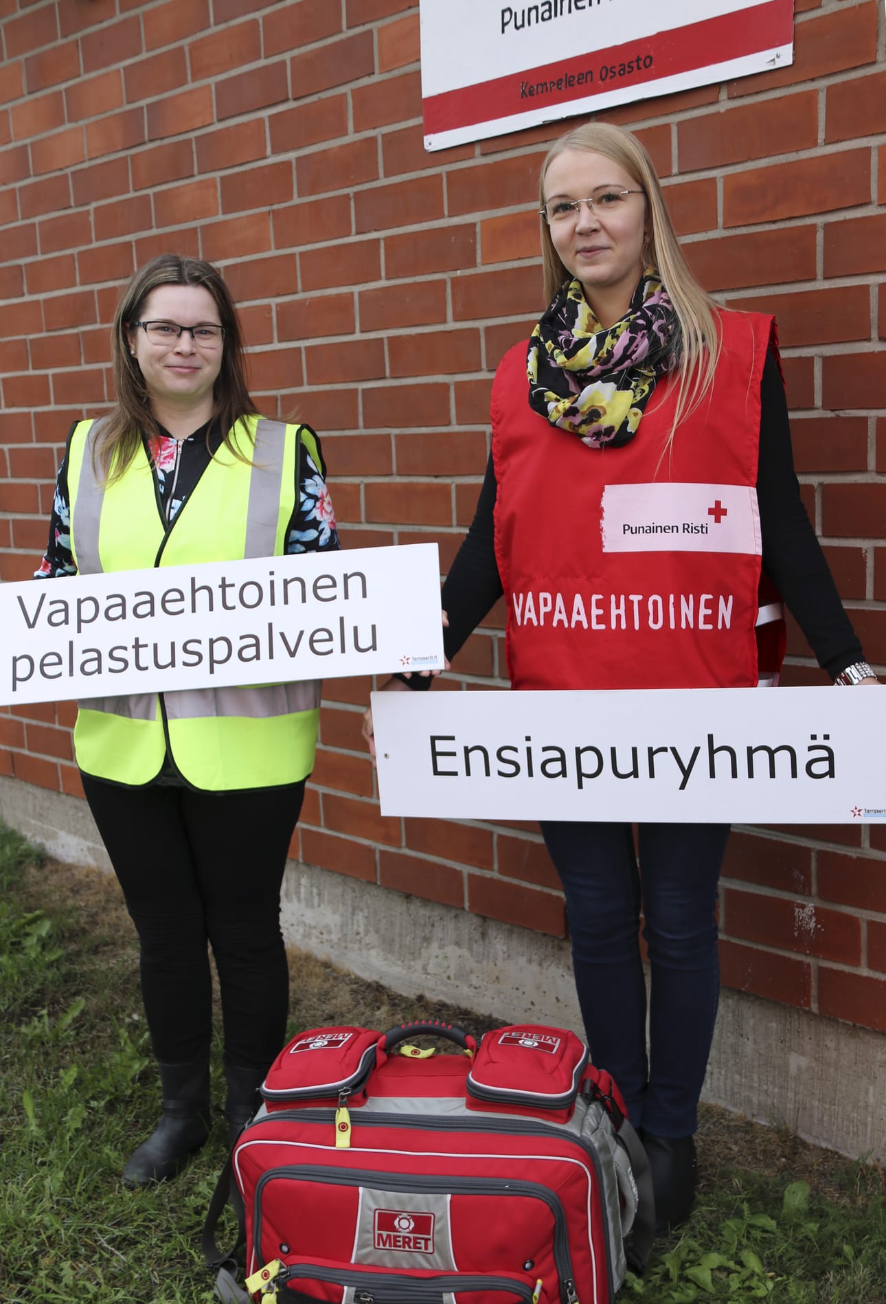 Anu Similä ja Jessica Kiviniitty iloitsevat toiminnan uudesta viriämisestä. Kempeleen SPR:n Hovintien tiloja he pitävät hyvänä tukikohtana erilaisten koulutusten ja tilaisuuksien järjestämistä varten.