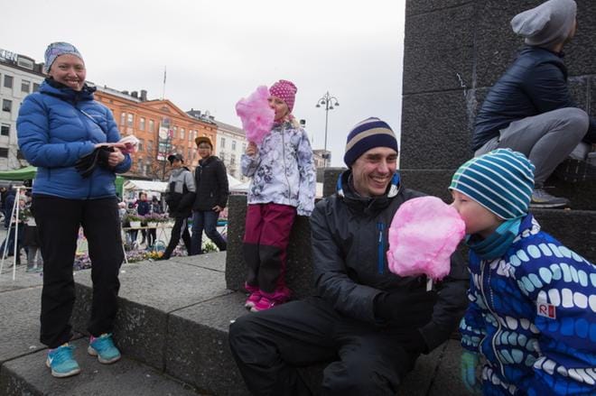 Eva Lotta Jakobsson, Elin Nordström, 6, Markus Nordström ja Emil Nordström, 3, nauttivat koleasta säästä huolimatta vapputorin tunnelmasta ja hattaroista. Kuvat: Minna Antila